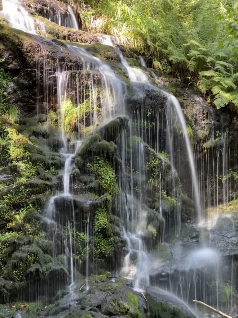 Malerischer Fahler Wasserfall